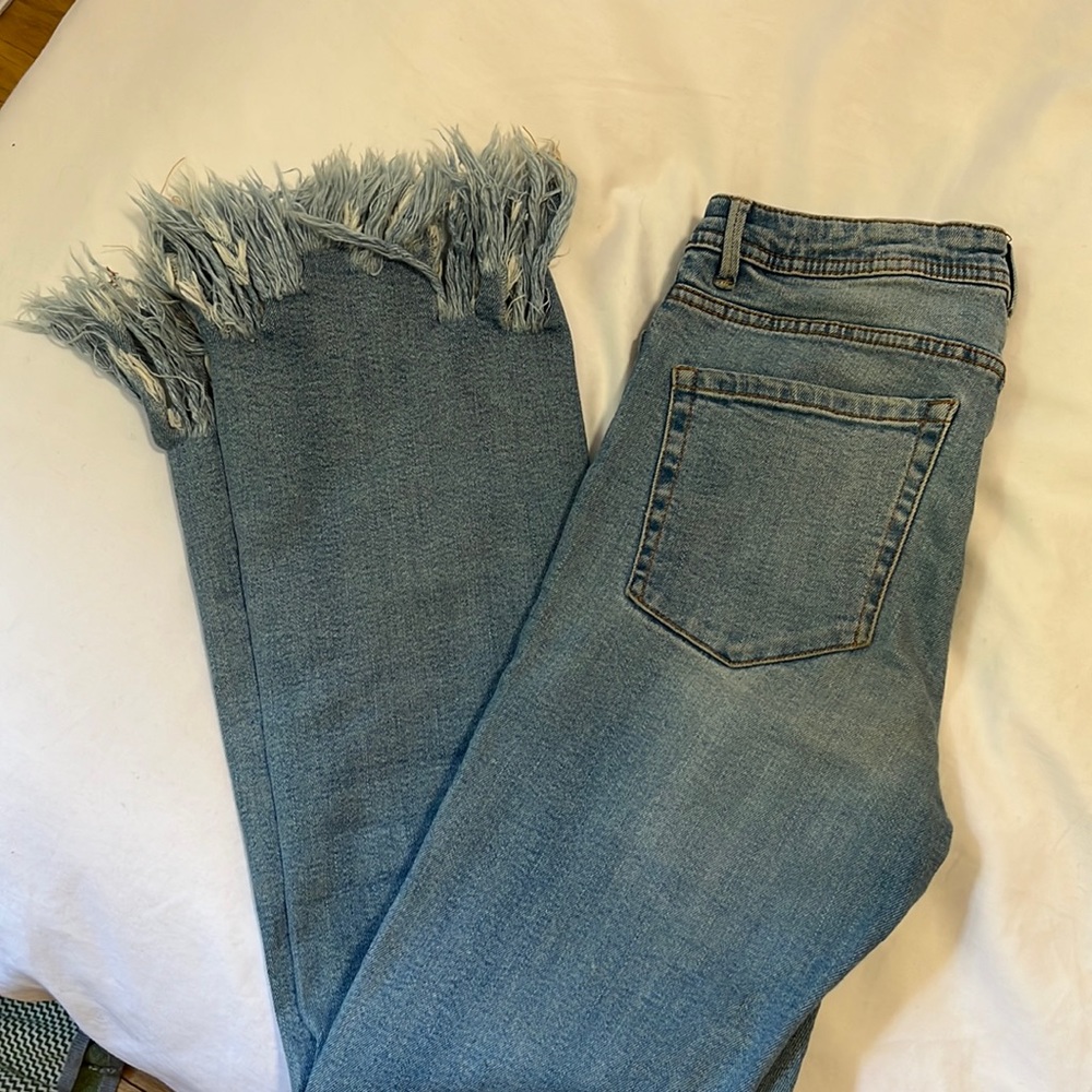 Zara Cropped Jeans with Fringe Bottom - size 4US, 26MEX, 36EUR